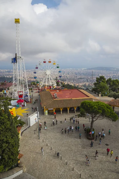 Pohled shora na zábavní park s výhledem na město Barcelona — Stock fotografie