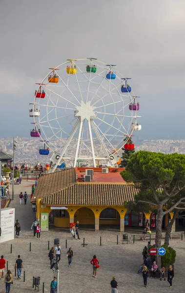 Vista superior del parque de atracciones con vistas a la ciudad de Barcelona — Foto de Stock