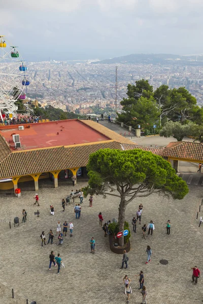 Vue sur le parc d'attractions avec vue sur la ville de Barcelone — Photo