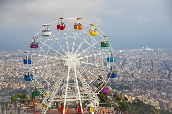 Parc d'attractions avec vue sur la ville de Barcelone — Photo