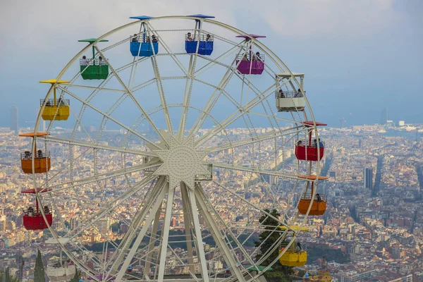 Parc d'attractions avec vue sur la ville de Barcelone — Photo