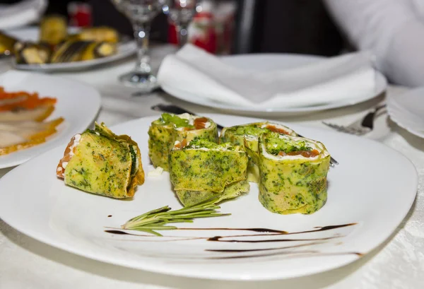 Rouleau vert aux épinards, saumon et fromage à la crème — Photo