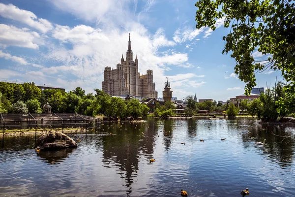 Skyscraper on the Kudrinskaya Square. View from the Moscow Zoo — Stock Photo, Image