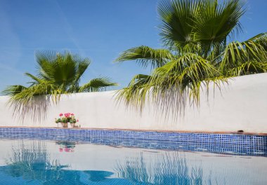 Yüzme havuzunda mavi su