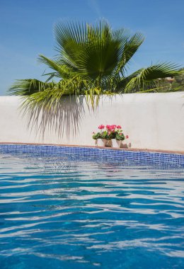 Yüzme havuzunda mavi su