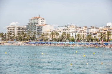 Sitges, Katalonya, İspanya - 18 Temmuz 2017: Sitges plajlar. Set of görünümü