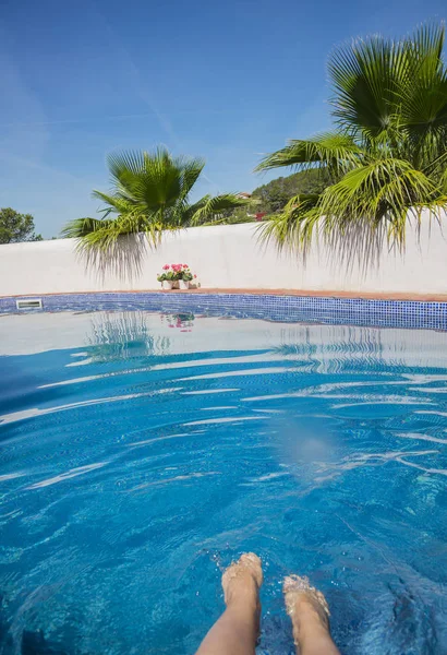 Havuzda sıçramasına kadın