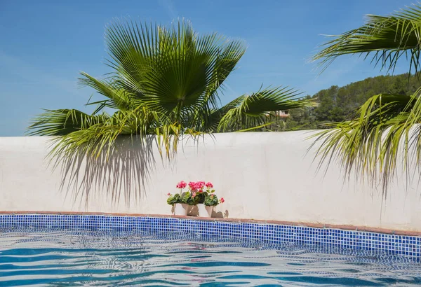 Yüzme havuzunda mavi su