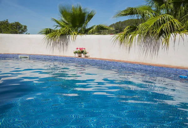 Yüzme havuzunda mavi su