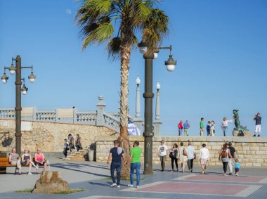 Sitges, Katalonya, İspanya - 05 Haziran 2017: Sitges setin insanlar yürümek