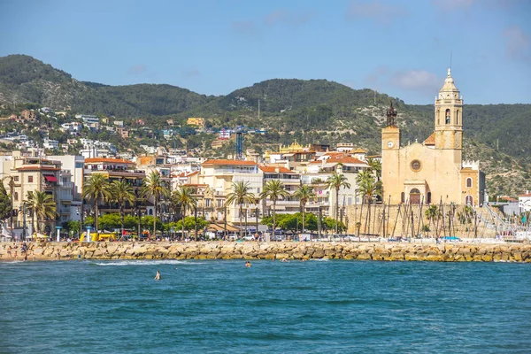 Sitges, Katalonya, İspanya - 08 Haziran 2017: Sant Bartomeu kilise ve Santa Tecla görünümü