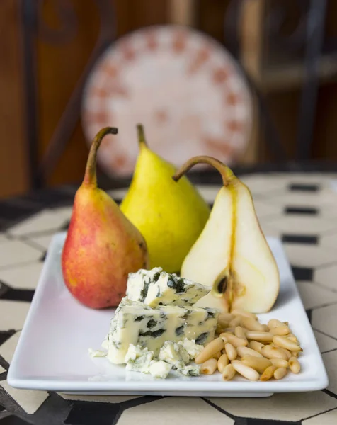 蓝色奶酪 松子和梨片 — 图库照片