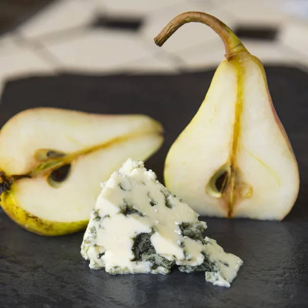 蓝色乳酪和梨 — 图库照片