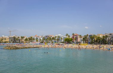 Sitges, Katalonya, İspanya - 18 Temmuz 2017: Sitges plajlar. Set of görünümü