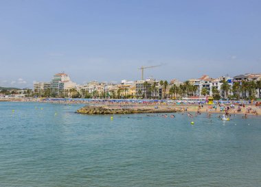 Sitges, Katalonya, İspanya - 18 Temmuz 2017: Sitges plajlar. Set of görünümü
