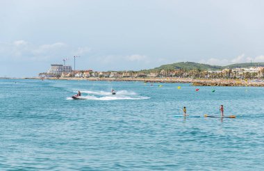 Sitges, Katalonya, İspanya - 18 Temmuz 2017: Sitges plajlar. Set of görünümü