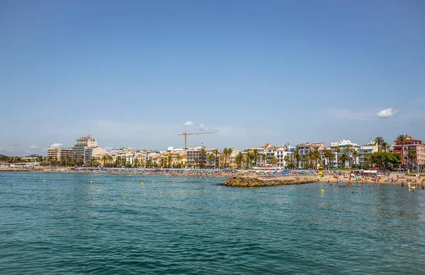 Sitges, Katalonya, İspanya - 18 Temmuz 2017: Sitges plajlar. Set of görünümü