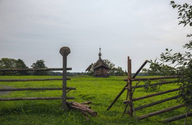 Kizhi Pogost Kizhi adada 17 yüzyıldan kalma bir tarihsel sitesidir