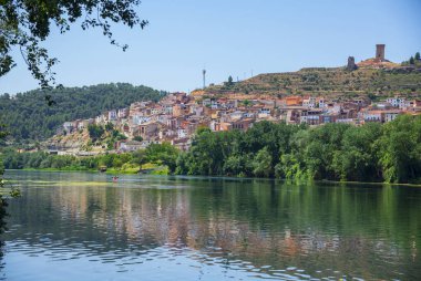 Güney Katalonya, İspanya 'daki Ebro nehri üzerindeki Asco