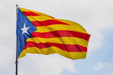 Catalonia bayrak sallayarak