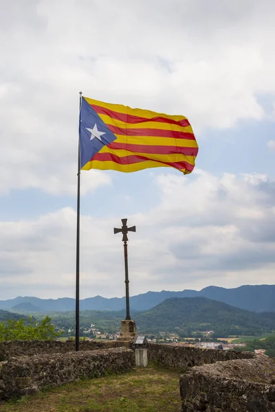Καταλονία σημαία κυματίζει Olot — Φωτογραφία Αρχείου