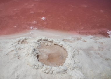 Pembe gölde bir tuz kristalleri. Torrevieja, İspanya