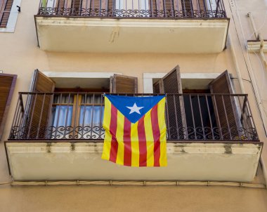 Catalonia binanın balkonunda bayrağı