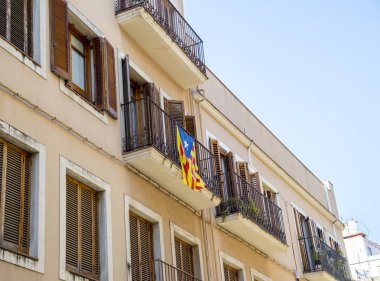 Catalonia binanın balkonunda bayrağı
