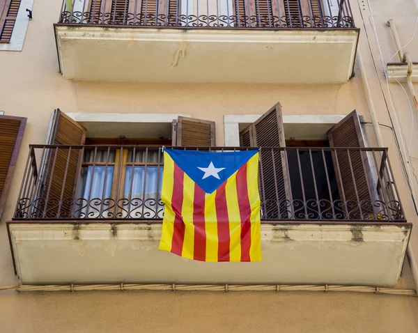 Σημαία Της Καταλονίας Στο Μπαλκόνι Του Κτιρίου — Φωτογραφία Αρχείου