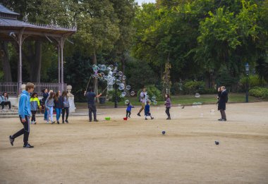 Barcelona, İspanya - 10 Ekim 2016: sabun kabarcıkları gösterisinde Ciutadella Park