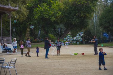 Barcelona, İspanya - 10 Ekim 2016: sabun kabarcıkları gösterisinde Ciutadella Park     
