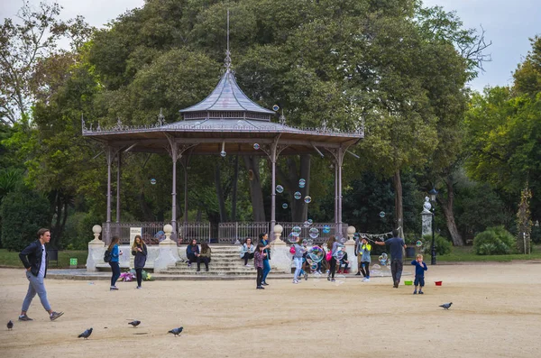 Barcelona Spanyolország Október 2016 Szappanbuborékok Show Ban Ciutadella Park — Stock Fotó