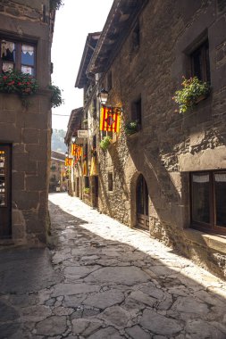 Rupit ı Pruit, İspanya - 04 Ekim 2016: eski taş Rupit içinde sokak