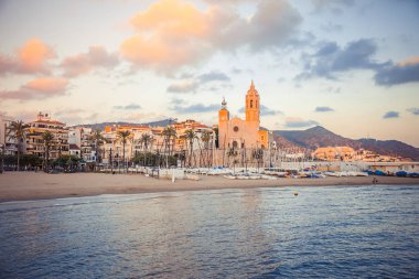 Sitges, Katalonya, İspanya - 30 Eylül 2016: Sant Bartomeu kilise ve Santa Tecla günbatımı üzerinde