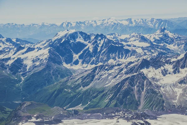 Blick auf mt. donguzorun vom Gipfel des Mt. elbrus — Stockfoto
