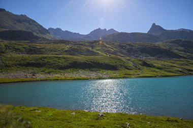 Yaz peyzaj dağlar göl ile