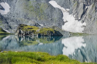 Yaz peyzaj dağlar göl ile