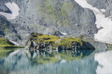 Yaz peyzaj dağlar göl ile