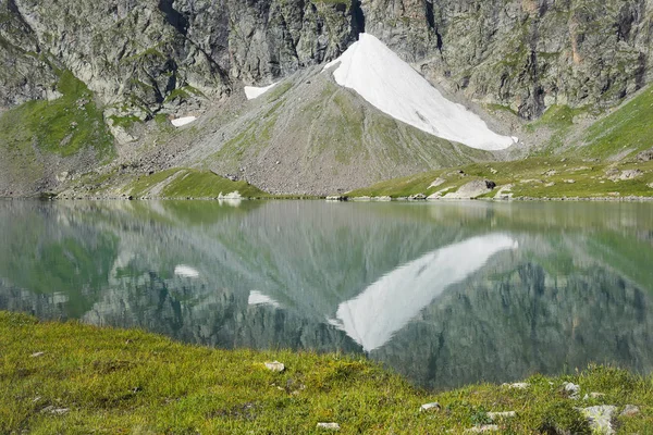 Paisaje Verano Con Montañas Lago — Foto de Stock
