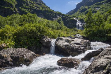 Karaçay-Çerkez Cumhuriyeti, dağlarda yaz peyzaj