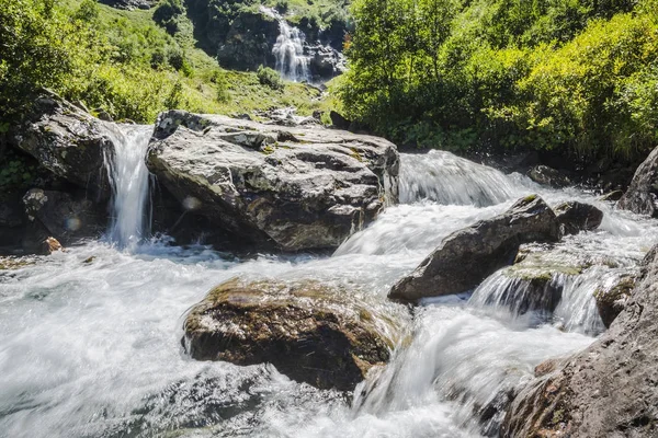 Szorstki górskiej rzeki Imeretinka — Zdjęcie stockowe