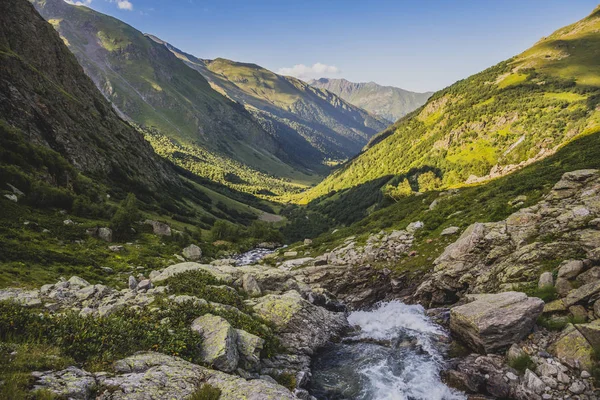 Letní krajina s vodopádem na řece Imeretinka — Stock fotografie