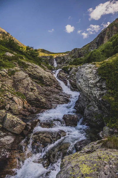 Cascada de montaña. Cáucaso, República de Karachai-Cherkess — Foto de Stock