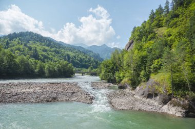 Nehir ve dağ, yaz yatay. Belaya nehir kayalık kıyıları. Kafkas Dağları