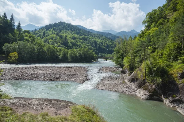 Paisaje Verano Con Río Montaña Orillas Rocosas Del Río Belaya —  Fotos de Stock