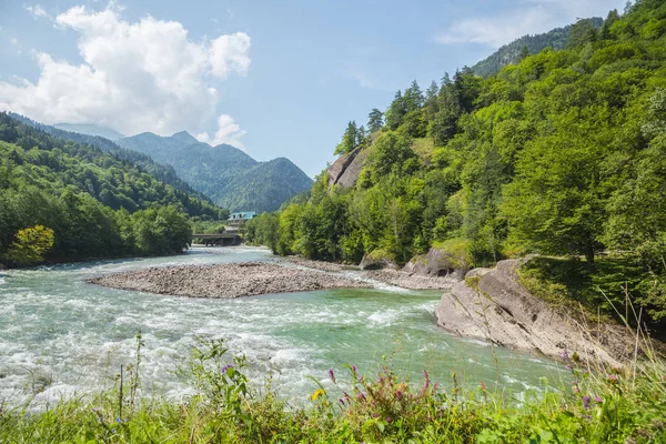 Sommar Landskap Med Flod Och Berg Klippstränder Belaya Floden Kaukasus — Stockfoto