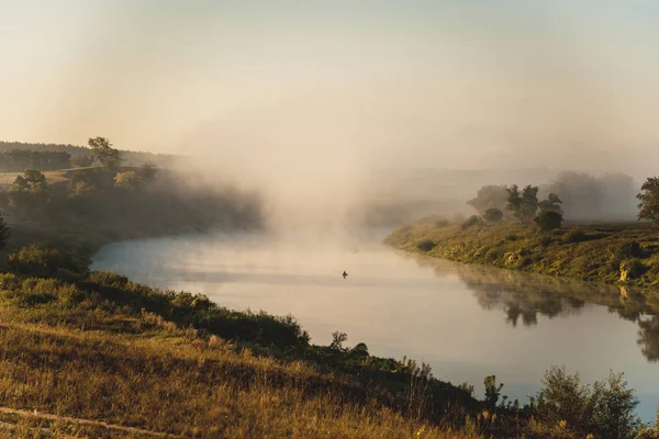 Balıkçı Sisli Sabahın Erken Saatlerinde Nehri Üzerinde — Stok fotoğraf