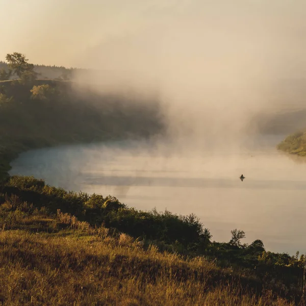 Pescador Río Madrugada Brumosa — Foto de Stock