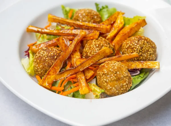 Salada com croquetes de abóbora e cenoura — Fotografia de Stock