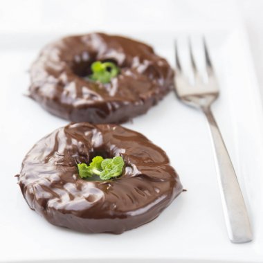 Plaka üzerinde çikolata daldırma galvaniz ananas